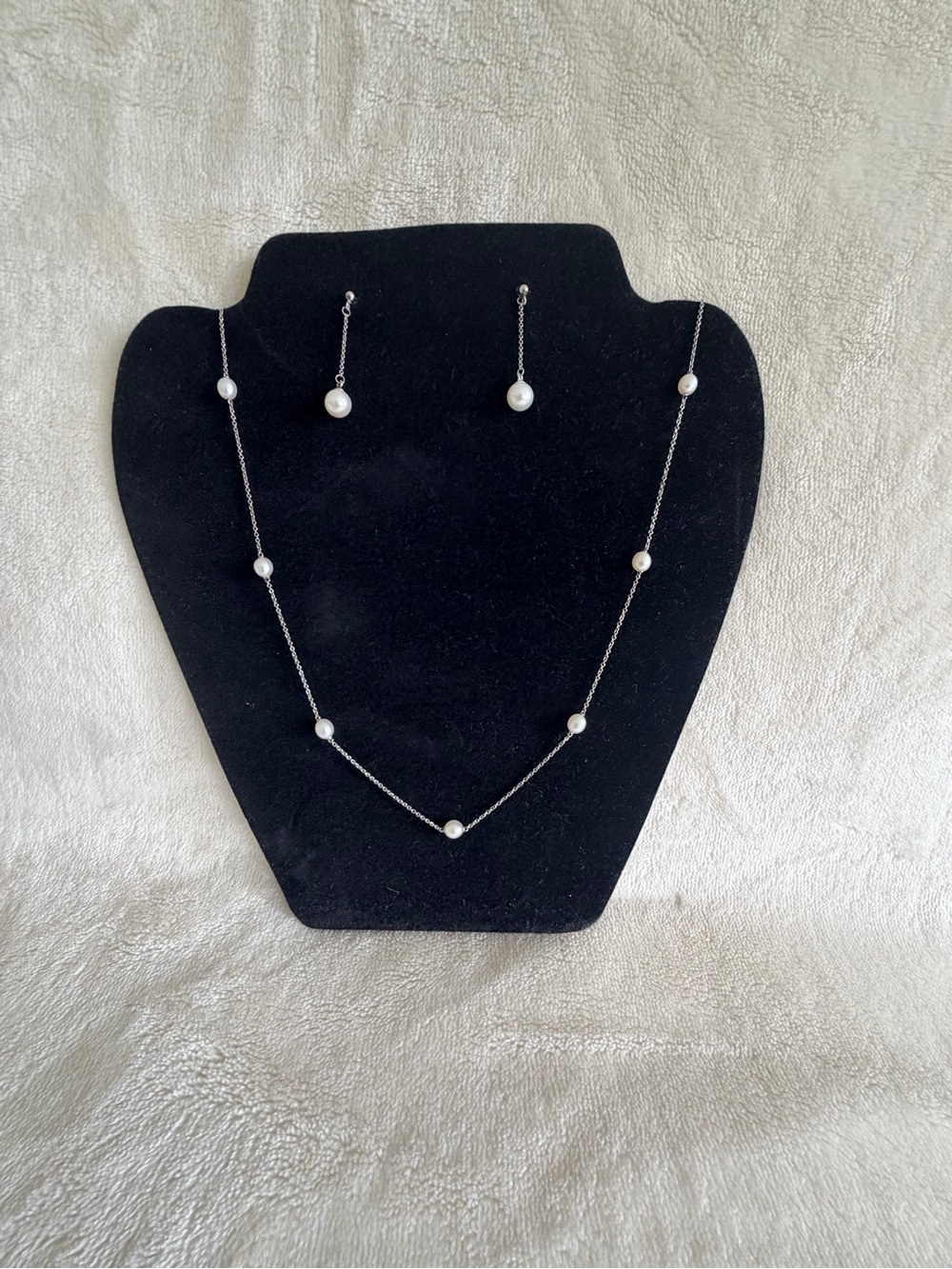 TIFFANY & CO. Elsa Peretti®
Pearls by the Yard™ Necklace and Chain Earrings Set